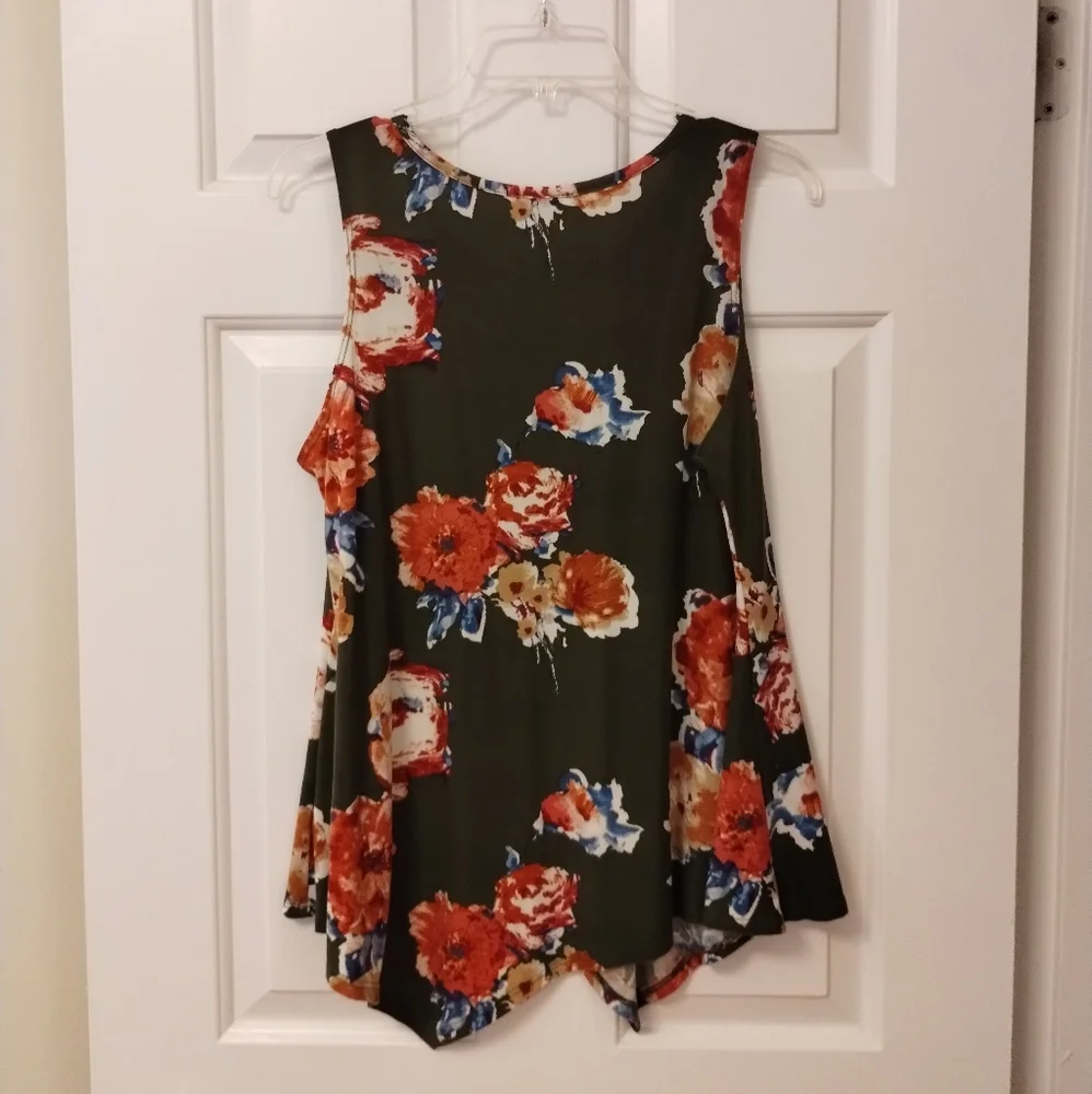 *5 for $20* Floral tank - Picture 5 of 7